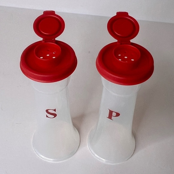 Salt & Pepper Old Skool Picnic Style Shakers #243381 - Picture 4 of 4